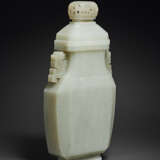 A LARGE PALE GREYISH-WHITE JADE VASE AND COVER - Foto 3