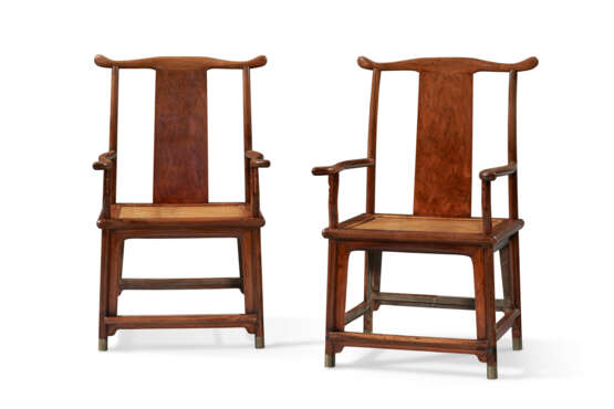 A PAIR OF HUANGHUALI `OFFICIAL`S HAT` ARMCHAIRS - Foto 2