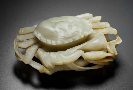 A PALE GREYISH-WHITE AND RUSSET JADE FIGURE OF A CRAB - photo 1