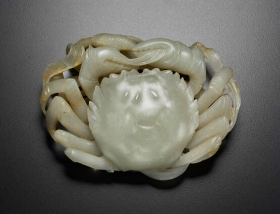 A PALE GREYISH-WHITE AND RUSSET JADE FIGURE OF A CRAB - Foto 2