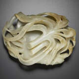 A PALE GREYISH-WHITE AND RUSSET JADE FIGURE OF A CRAB - Foto 3