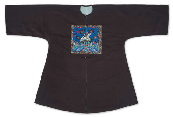 A MIDNIGHT-BLUE SILK SURCOAT, BUFU - Foto 1