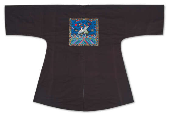 A MIDNIGHT-BLUE SILK SURCOAT, BUFU - photo 2