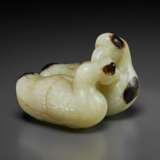 A PALE CELADON AND BLACKISH-BROWN JADE CARVING OF TWO RECUMBENT GEESE - photo 1