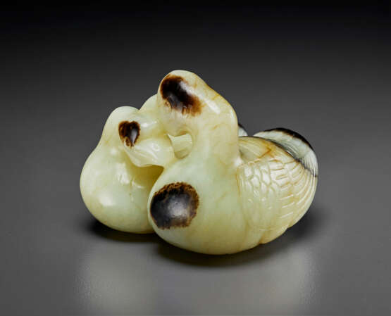 A PALE CELADON AND BLACKISH-BROWN JADE CARVING OF TWO RECUMBENT GEESE - Foto 2