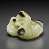 A PALE CELADON AND BLACKISH-BROWN JADE CARVING OF TWO RECUMBENT GEESE - photo 2