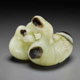 A PALE CELADON AND BLACKISH-BROWN JADE CARVING OF TWO RECUMBENT GEESE - Foto 3