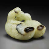A PALE CELADON AND BLACKISH-BROWN JADE CARVING OF TWO RECUMBENT GEESE - photo 4