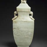 A PALE GREENISH-WHITE JADE ARCHAISTIC VASE AND COVER - Foto 1