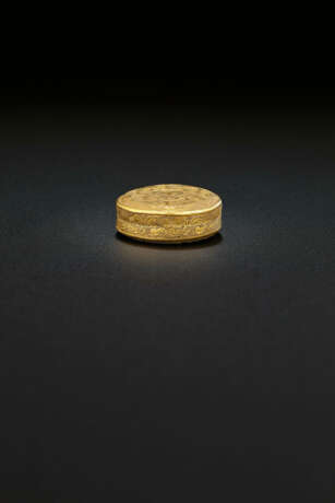 A SMALL CIRCULAR GOLD `TORTOISE` BOX AND COVER - Foto 1