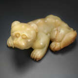 A SUPERB YELLOW JADE FIGURE OF A RECUMBENT MYTHICAL BEAST - Foto 1
