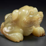 A SUPERB YELLOW JADE FIGURE OF A RECUMBENT MYTHICAL BEAST - photo 2