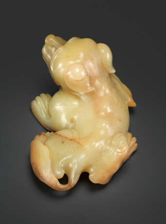 A SUPERB YELLOW JADE FIGURE OF A RECUMBENT MYTHICAL BEAST - Foto 3