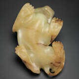 A SUPERB YELLOW JADE FIGURE OF A RECUMBENT MYTHICAL BEAST - фото 4