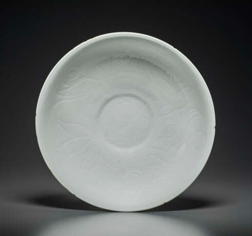 AN UNUSUAL CARVED DING-STYLE WHITE-GLAZED BOWL - фото 1