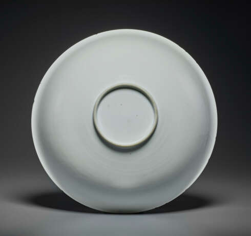 AN UNUSUAL CARVED DING-STYLE WHITE-GLAZED BOWL - photo 2
