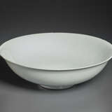 AN UNUSUAL CARVED DING-STYLE WHITE-GLAZED BOWL - photo 3