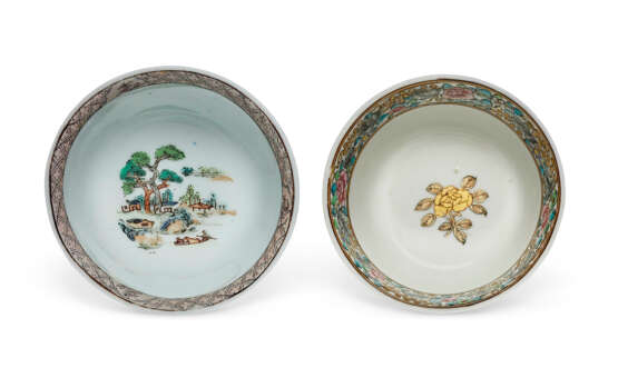 TWO FAMILLE ROSE AND GILT TEABOWLS AND SAUCERS WITH LANDSCAPES - Foto 2