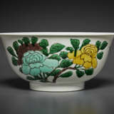 A SUSANCAI `FLOWER AND FRUIT` BOWL WITH INCISED DRAGON - Foto 2