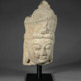 A FINELY CARVED LIMESTONE HEAD OF A BODHISATTVA - photo 2