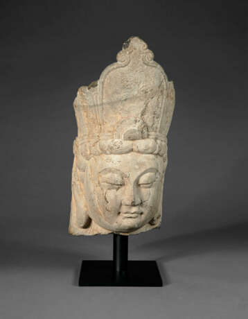 A FINELY CARVED LIMESTONE HEAD OF A BODHISATTVA - photo 2