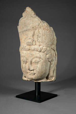 A FINELY CARVED LIMESTONE HEAD OF A BODHISATTVA - photo 3