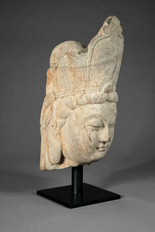 A FINELY CARVED LIMESTONE HEAD OF A BODHISATTVA - photo 4