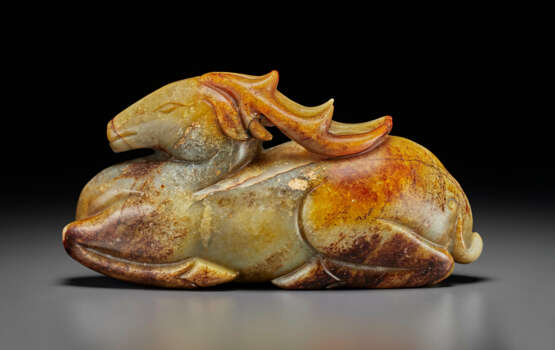 A PALE GREY AND RUSSET JADE FIGURE OF A RECUMBENT STAG - photo 1