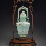 A JADEITE HANGING VASE AND COVER - Foto 1