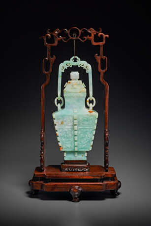 A JADEITE HANGING VASE AND COVER - Foto 2