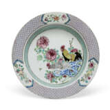 A FAMILLE ROSE RUBY-BACK SOUP PLATE - Foto 1