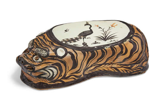 A PAINTED CIZHOU TIGER-FORM PILLOW - фото 1