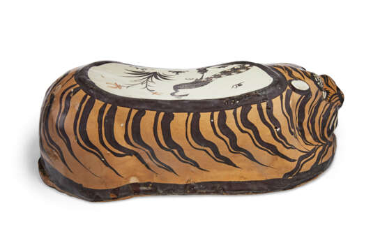 A PAINTED CIZHOU TIGER-FORM PILLOW - фото 2