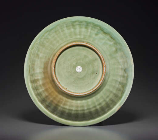 A RARE LARGE MOLDED AND CARVED LONGQUAN CELADON `DRAGON’ DISH - фото 2