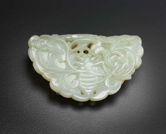 A WHITE JADE `BUTTERFLY’ PLAQUE - photo 2