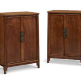 A PAIR OF HUANGHUALI SLOPING-STILE CABINETS - Foto 1