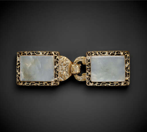 A JADE-INSET RETICULATED GILT-BRONZE TWO-PART BELT BUCKLE - фото 1