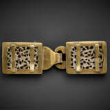 A JADE-INSET RETICULATED GILT-BRONZE TWO-PART BELT BUCKLE - Foto 2