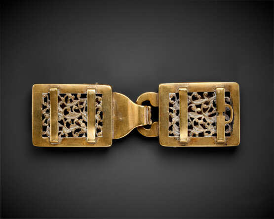 A JADE-INSET RETICULATED GILT-BRONZE TWO-PART BELT BUCKLE - Foto 2