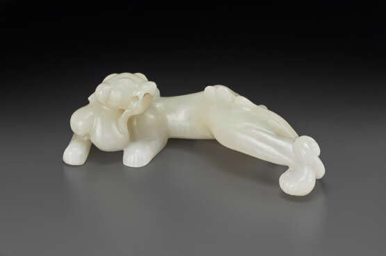 A PALE BEIGEISH-WHITE JADE FIGURE OF A STRIDING CHILONG - Foto 1