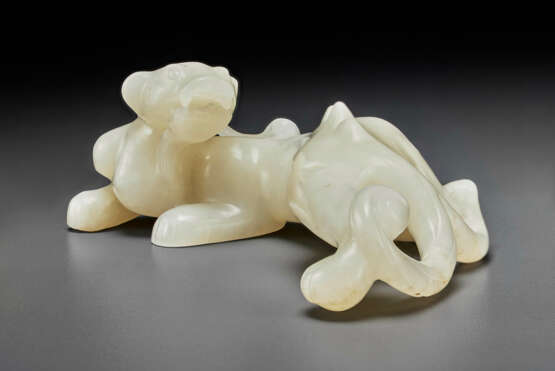 A PALE BEIGEISH-WHITE JADE FIGURE OF A STRIDING CHILONG - фото 2