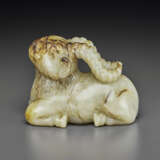 A PALE GREY AND RUSSET-STREAKED JADE CARVING OF A RAM - фото 1