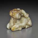 A PALE GREY AND RUSSET-STREAKED JADE CARVING OF A RAM - Foto 2
