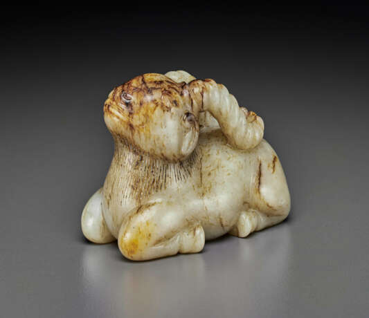 A PALE GREY AND RUSSET-STREAKED JADE CARVING OF A RAM - photo 2