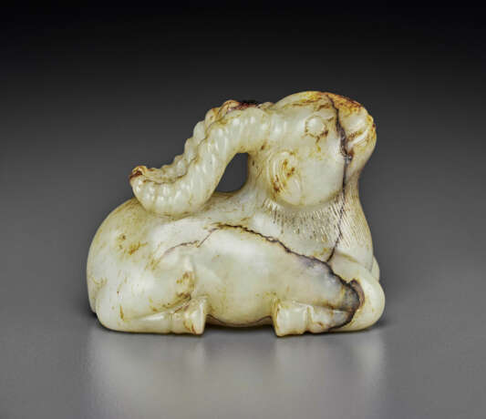 A PALE GREY AND RUSSET-STREAKED JADE CARVING OF A RAM - фото 3