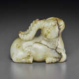 A PALE GREY AND RUSSET-STREAKED JADE CARVING OF A RAM - Foto 3