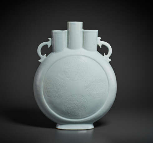 A LARGE CARVED WHITE-GLAZED MOON FLASK - photo 1