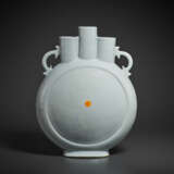 A LARGE CARVED WHITE-GLAZED MOON FLASK - Foto 2