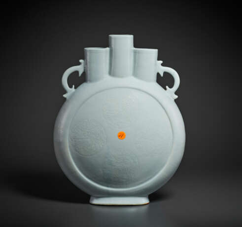 A LARGE CARVED WHITE-GLAZED MOON FLASK - Foto 2