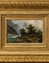 Flussufer mit wolkenverhangenen Bergen